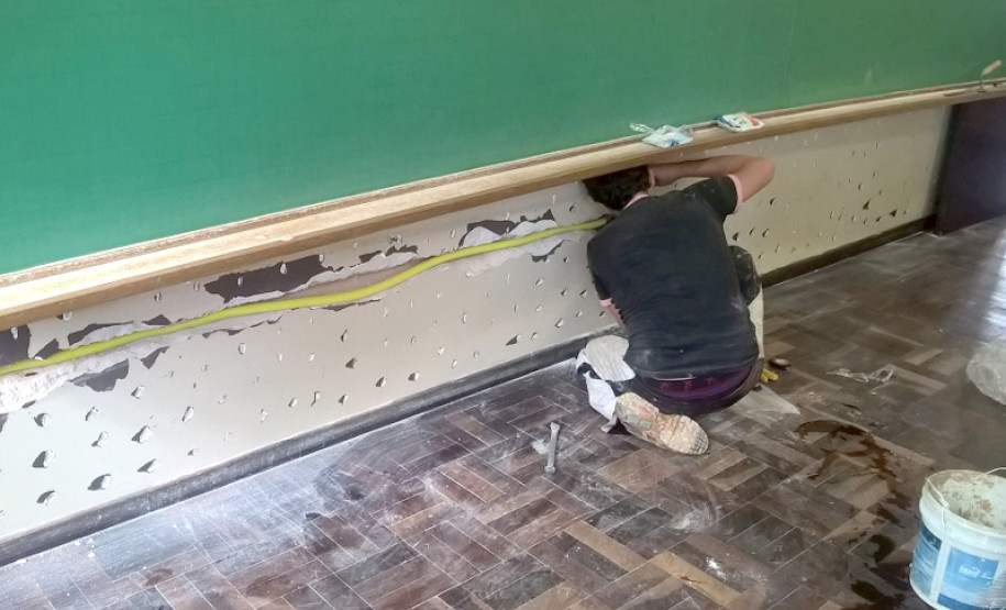 Rede estadual se prepara para o início do ano letivo Quando retornaram à escola, os 1.250 alunos do Colégio Estadual São Paulo Apóstolo, em Curitiba, vão encontrar salas de aula com novo acabamento. Todas as salas terão azulejos nas paredes, que vão tornar o ambiente mais claro, arejado e fresco, além de facilitar a limpeza. “Era um desejo antigo que tínhamos de colocar azulejos nas salas para facilitar a limpeza e tornar o ambiente mais agradável para os alunos e professores”, comentou a diretora auxiliar, Simone Herrera Natal.