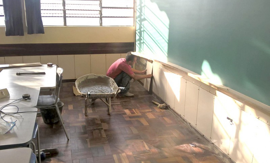 Rede estadual se prepara para o início do ano letivo Quando retornaram à escola, os 1.250 alunos do Colégio Estadual São Paulo Apóstolo, em Curitiba, vão encontrar salas de aula com novo acabamento. Todas as salas terão azulejos nas paredes, que vão tornar o ambiente mais claro, arejado e fresco, além de facilitar a limpeza. “Era um desejo antigo que tínhamos de colocar azulejos nas salas para facilitar a limpeza e tornar o ambiente mais agradável para os alunos e professores”, comentou a diretora auxiliar, Simone Herrera Natal.
