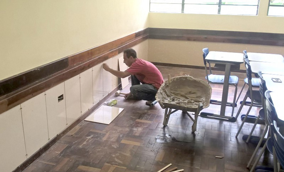 Rede estadual se prepara para o início do ano letivo Quando retornaram à escola, os 1.250 alunos do Colégio Estadual São Paulo Apóstolo, em Curitiba, vão encontrar salas de aula com novo acabamento. Todas as salas terão azulejos nas paredes, que vão tornar o ambiente mais claro, arejado e fresco, além de facilitar a limpeza. “Era um desejo antigo que tínhamos de colocar azulejos nas salas para facilitar a limpeza e tornar o ambiente mais agradável para os alunos e professores”, comentou a diretora auxiliar, Simone Herrera Natal.