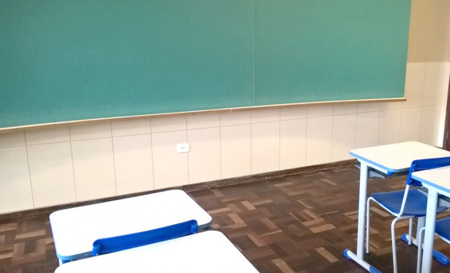 Rede estadual se prepara para o início do ano letivo Quando retornaram à escola, os 1.250 alunos do Colégio Estadual São Paulo Apóstolo, em Curitiba, vão encontrar salas de aula com novo acabamento. Todas as salas terão azulejos nas paredes, que vão tornar o ambiente mais claro, arejado e fresco, além de facilitar a limpeza. “Era um desejo antigo que tínhamos de colocar azulejos nas salas para facilitar a limpeza e tornar o ambiente mais agradável para os alunos e professores”, comentou a diretora auxiliar, Simone Herrera Natal.