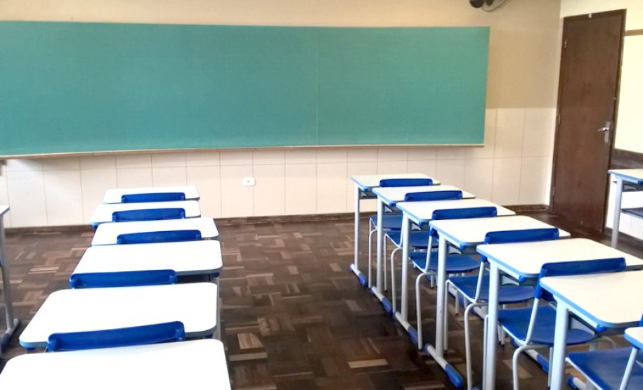 Rede estadual se prepara para o início do ano letivo Quando retornaram à escola, os 1.250 alunos do Colégio Estadual São Paulo Apóstolo, em Curitiba, vão encontrar salas de aula com novo acabamento. Todas as salas terão azulejos nas paredes, que vão tornar o ambiente mais claro, arejado e fresco, além de facilitar a limpeza. “Era um desejo antigo que tínhamos de colocar azulejos nas salas para facilitar a limpeza e tornar o ambiente mais agradável para os alunos e professores”, comentou a diretora auxiliar, Simone Herrera Natal.