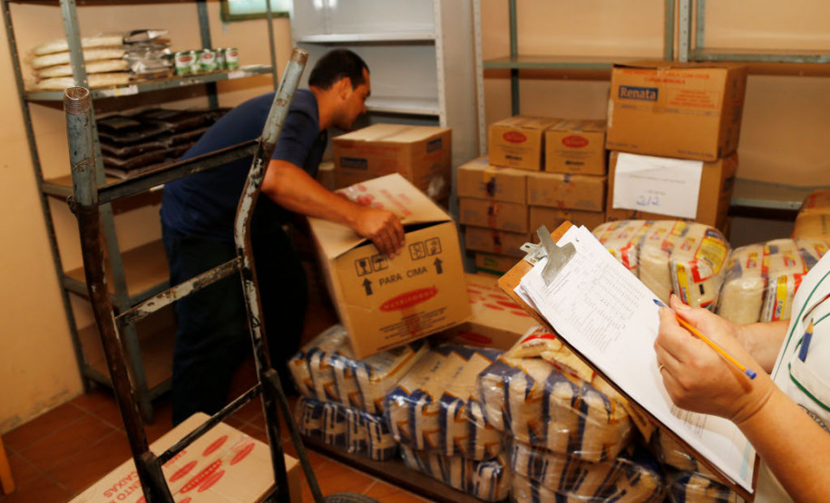 Começaram a ser entregues, às 2,1 mil escolas da rede pública estadual, 18 itens de alimentos não perecíveis que integram a merenda escolar. As escolas também estão recebendo carne de frango. Juntos, todos os itens totalizam cerca de 1,5 mil toneladas. Esta é a primeira remessa do ano. Em seguida, as escolas receberão também os alimentos oriundos da agricultura familiar.