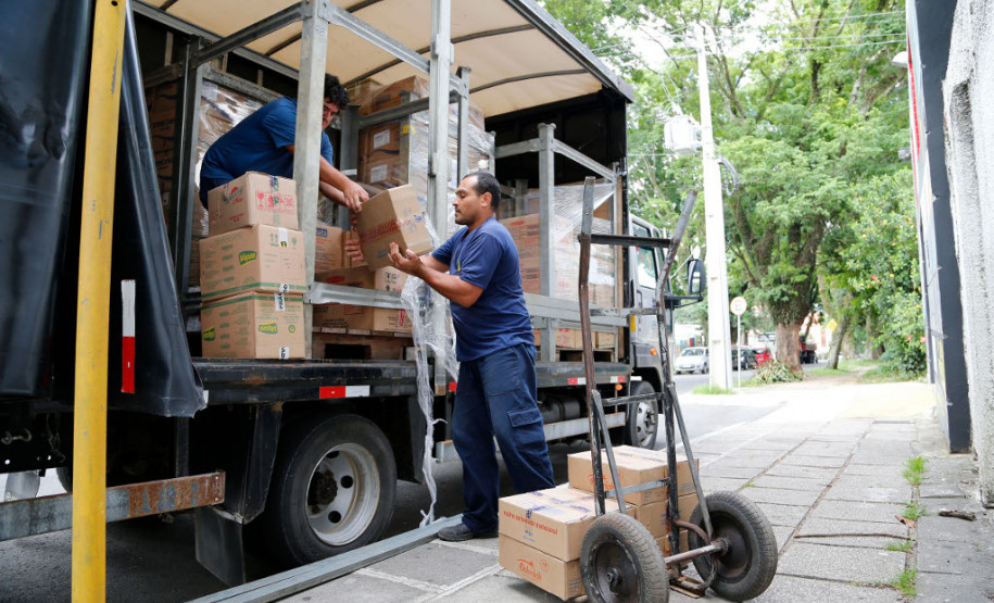 Começaram a ser entregues, às 2,1 mil escolas da rede pública estadual, 18 itens de alimentos não perecíveis que integram a merenda escolar. As escolas também estão recebendo carne de frango. Juntos, todos os itens totalizam cerca de 1,5 mil toneladas. Esta é a primeira remessa do ano. Em seguida, as escolas receberão também os alimentos oriundos da agricultura familiar.