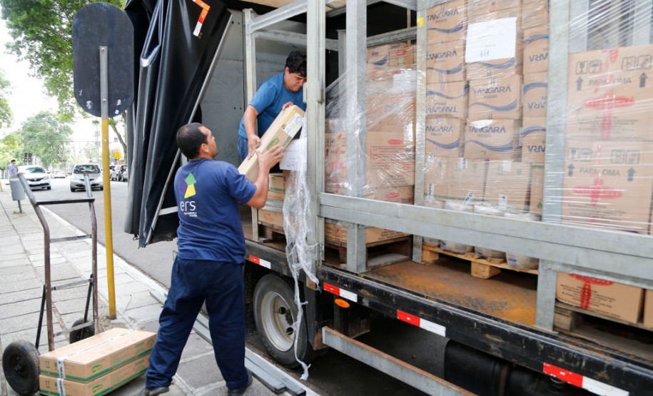 Começaram a ser entregues, às 2,1 mil escolas da rede pública estadual, 18 itens de alimentos não perecíveis que integram a merenda escolar. As escolas também estão recebendo carne de frango. Juntos, todos os itens totalizam cerca de 1,5 mil toneladas. Esta é a primeira remessa do ano. Em seguida, as escolas receberão também os alimentos oriundos da agricultura familiar.