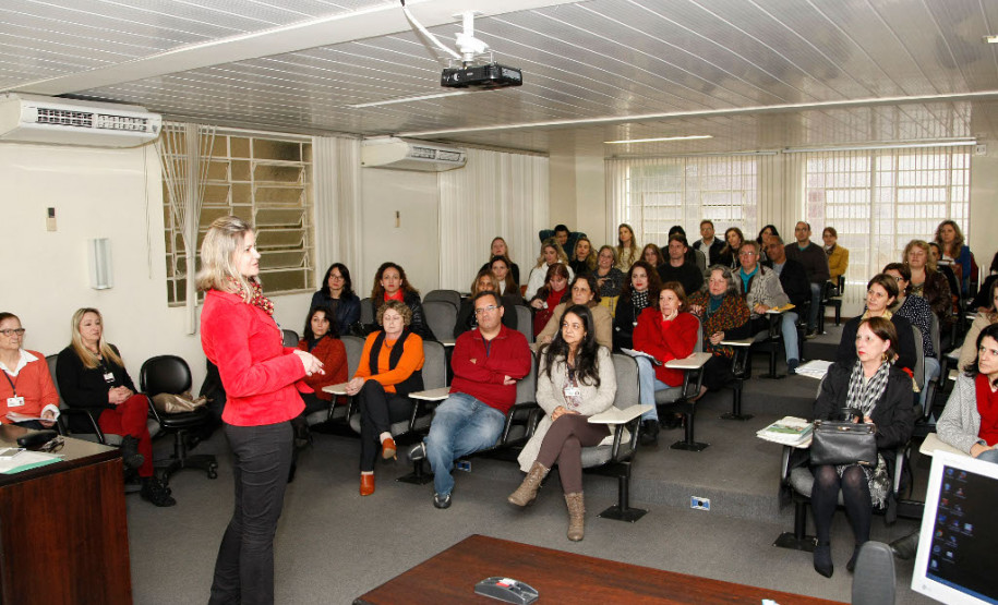 Aulas extraordinárias a partir desta quarta-feira (08) Cerca de 370 mil aulas estarão disponíveis para distribuição de extraordinária e/ou para temporários em grande parte das 2,1 mil escolas do Estado
