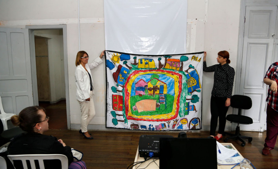 A Secretaria de Estado da Educação, por meio do Museu da Escola Paranaense, vai ofertar o curso de Educação Patrimonial e Pertencimento na Formação de Educadores para diretores das escolas de Curitiba. Nesta quarta-feira (8), cerca de 40 participantes entre professores, pedagogos das redes municipal e estadual de Curitiba e alunos de pedagogia da UFPR concluíram a formação. O curso teve duração de 20 horas que serão computadas para avanço no plano de carreira aos profissionais da educação.