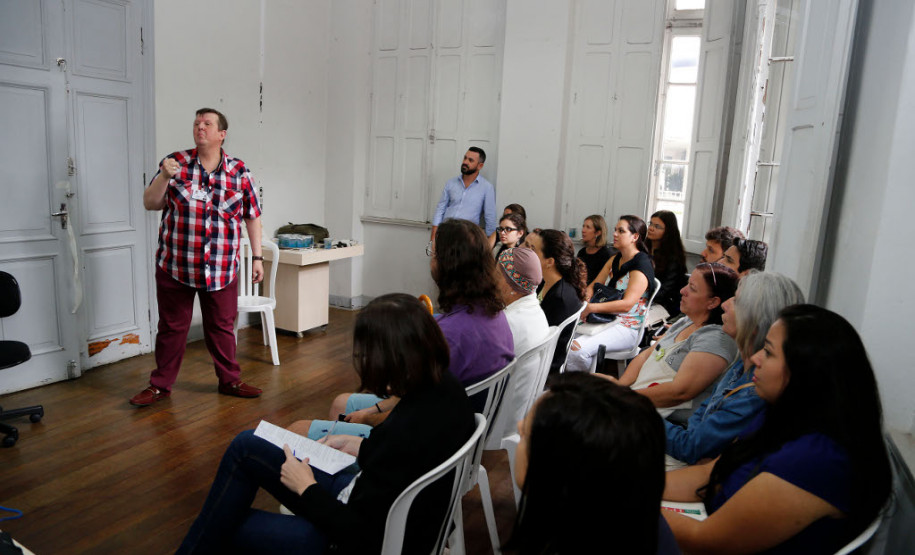 A Secretaria de Estado da Educação, por meio do Museu da Escola Paranaense, vai ofertar o curso de Educação Patrimonial e Pertencimento na Formação de Educadores para diretores das escolas de Curitiba. Nesta quarta-feira (8), cerca de 40 participantes entre professores, pedagogos das redes municipal e estadual de Curitiba e alunos de pedagogia da UFPR concluíram a formação. O curso teve duração de 20 horas que serão computadas para avanço no plano de carreira aos profissionais da educação.