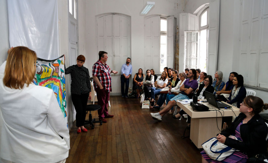 A Secretaria de Estado da Educação, por meio do Museu da Escola Paranaense, vai ofertar o curso de Educação Patrimonial e Pertencimento na Formação de Educadores para diretores das escolas de Curitiba. Nesta quarta-feira (8), cerca de 40 participantes entre professores, pedagogos das redes municipal e estadual de Curitiba e alunos de pedagogia da UFPR concluíram a formação. O curso teve duração de 20 horas que serão computadas para avanço no plano de carreira aos profissionais da educação.