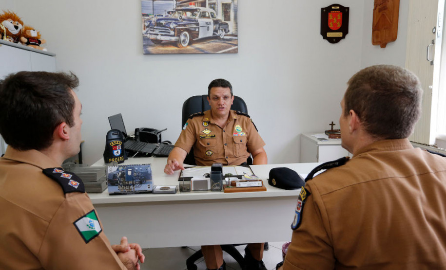 Está disponível para consulta na página da Secretaria de Estado da Educação manual com orientações gerais às escolas sobre casos que envolvem a atuação da Patrulha Escolar Comunitária. A intenção é facilitar a ação de diretores e padronizar os encaminhamentos relacionados a desentendimentos, eventual presença de drogas e até problemas de saúde dentro do ambiente escolar. O material online já foi encaminhado aos 32 Núcleos Regionais da Educação (NREs) do Paraná.