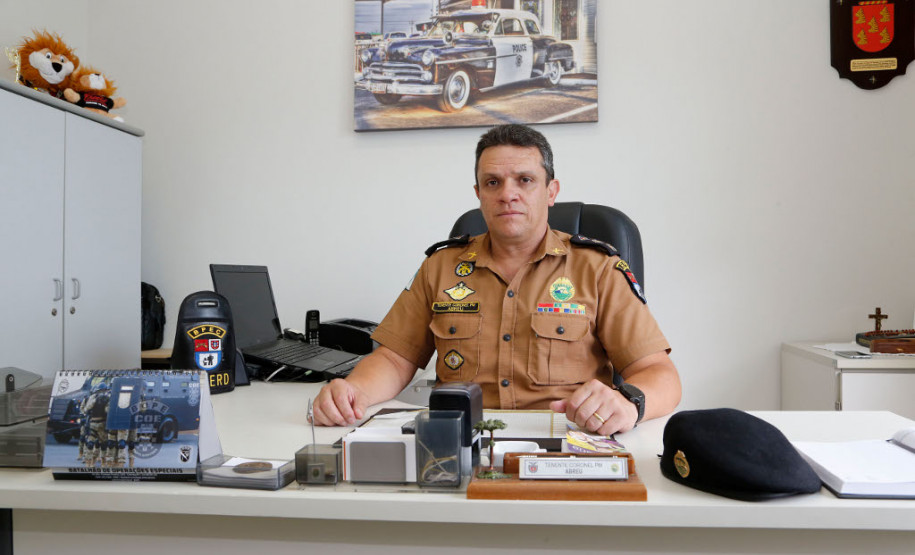 Está disponível para consulta na página da Secretaria de Estado da Educação manual com orientações gerais às escolas sobre casos que envolvem a atuação da Patrulha Escolar Comunitária. A intenção é facilitar a ação de diretores e padronizar os encaminhamentos relacionados a desentendimentos, eventual presença de drogas e até problemas de saúde dentro do ambiente escolar. O material online já foi encaminhado aos 32 Núcleos Regionais da Educação (NREs) do Paraná.