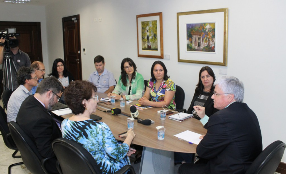 O chefe da Casa Civil, Valdir Rossoni, e a secretária de Estado da Educação, professora Ana Seres, e o procurador-geral do Estado, Paulo Rosso, receberam a direção do sindicato dos professores para uma reunião no Palácio Iguaçu, no final da tarde desta quarta-feira (08).