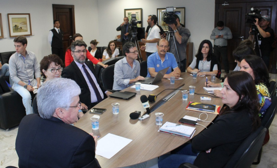 O chefe da Casa Civil, Valdir Rossoni, e a secretária de Estado da Educação, professora Ana Seres, e o procurador-geral do Estado, Paulo Rosso, receberam a direção do sindicato dos professores para uma reunião no Palácio Iguaçu, no final da tarde desta quarta-feira (08).