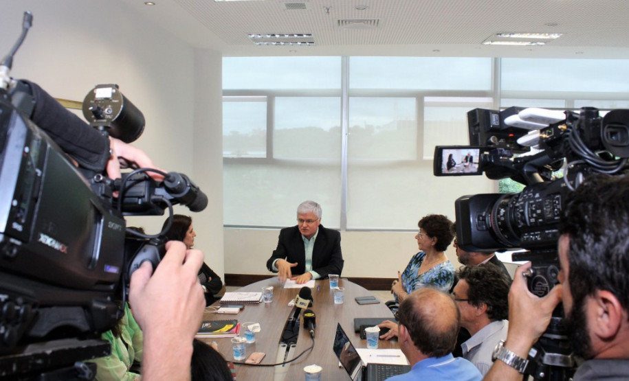 O chefe da Casa Civil, Valdir Rossoni, e a secretária de Estado da Educação, professora Ana Seres, e o procurador-geral do Estado, Paulo Rosso, receberam a direção do sindicato dos professores para uma reunião no Palácio Iguaçu, no final da tarde desta quarta-feira (08).