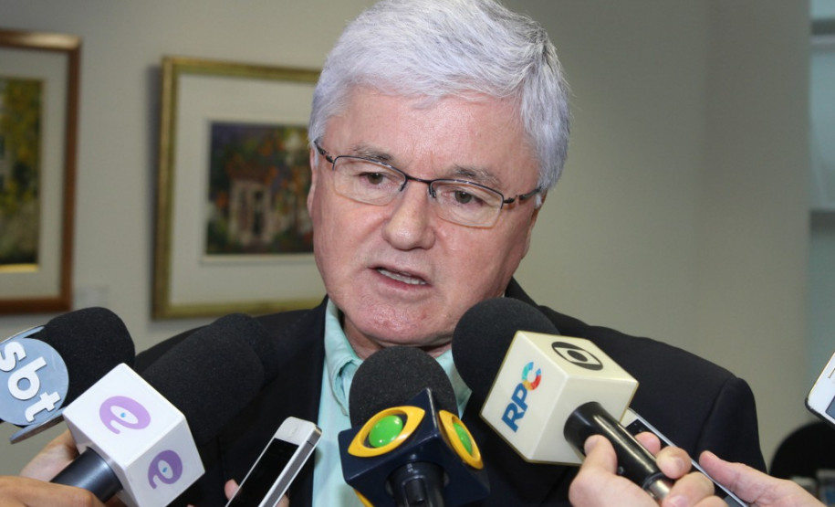 O chefe da Casa Civil, Valdir Rossoni, e a secretária de Estado da Educação, professora Ana Seres, e o procurador-geral do Estado, Paulo Rosso, receberam a direção do sindicato dos professores para uma reunião no Palácio Iguaçu, no final da tarde desta quarta-feira (08).