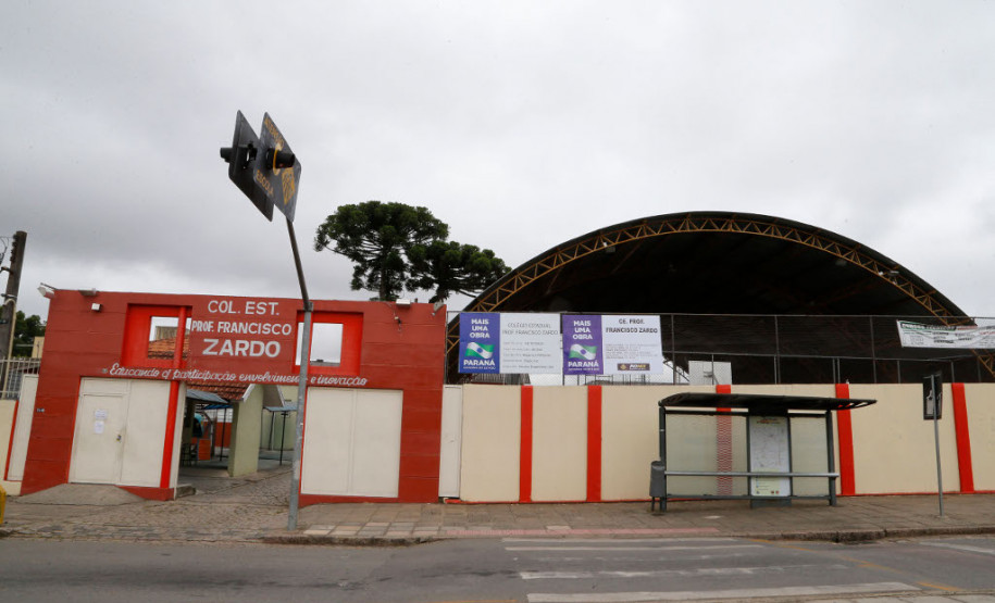 Tradicional escola de Curitiba é ampliada O tradicional Colégio Estadual Francisco Zardo, localizado no bairro Santa Felicidade, em Curitiba, terá novas instalações. A Secretaria de Estado da Educação iniciou no final de janeiro as obras de ampliação da unidade. A escola vai ganhar uma cozinha nova, dois banheiros para professores e ampliação na capacidade da rede elétrica. O investimento é de R$ 440 mil.