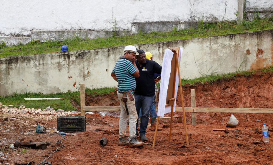 Tradicional escola de Curitiba é ampliada O tradicional Colégio Estadual Francisco Zardo, localizado no bairro Santa Felicidade, em Curitiba, terá novas instalações. A Secretaria de Estado da Educação iniciou no final de janeiro as obras de ampliação da unidade. A escola vai ganhar uma cozinha nova, dois banheiros para professores e ampliação na capacidade da rede elétrica. O investimento é de R$ 440 mil.