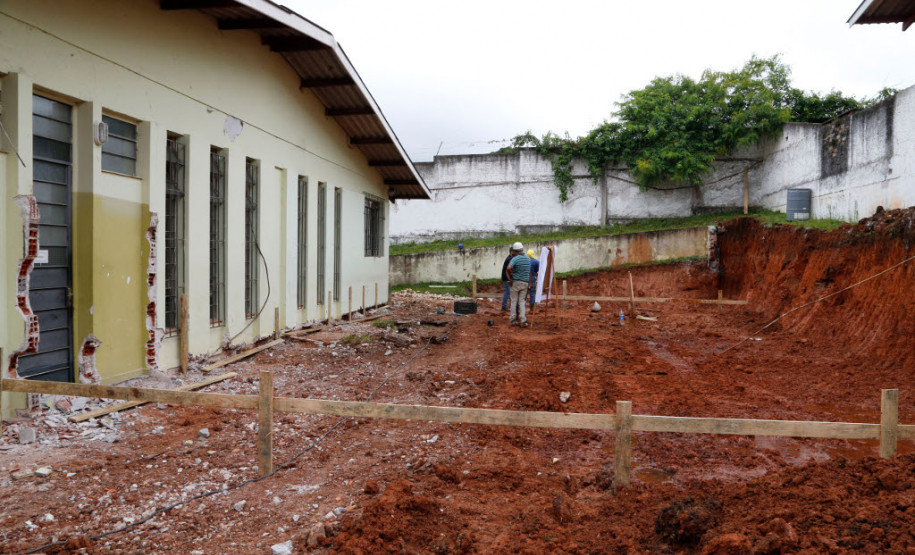 Tradicional escola de Curitiba é ampliada O tradicional Colégio Estadual Francisco Zardo, localizado no bairro Santa Felicidade, em Curitiba, terá novas instalações. A Secretaria de Estado da Educação iniciou no final de janeiro as obras de ampliação da unidade. A escola vai ganhar uma cozinha nova, dois banheiros para professores e ampliação na capacidade da rede elétrica. O investimento é de R$ 440 mil.