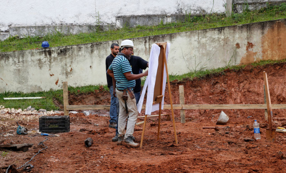 Tradicional escola de Curitiba é ampliada O tradicional Colégio Estadual Francisco Zardo, localizado no bairro Santa Felicidade, em Curitiba, terá novas instalações. A Secretaria de Estado da Educação iniciou no final de janeiro as obras de ampliação da unidade. A escola vai ganhar uma cozinha nova, dois banheiros para professores e ampliação na capacidade da rede elétrica. O investimento é de R$ 440 mil.