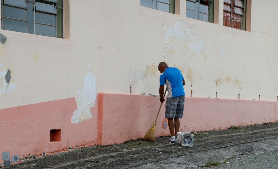 Tradicional escola de Curitiba é ampliada O tradicional Colégio Estadual Francisco Zardo, localizado no bairro Santa Felicidade, em Curitiba, terá novas instalações. A Secretaria de Estado da Educação iniciou no final de janeiro as obras de ampliação da unidade. A escola vai ganhar uma cozinha nova, dois banheiros para professores e ampliação na capacidade da rede elétrica. O investimento é de R$ 440 mil.