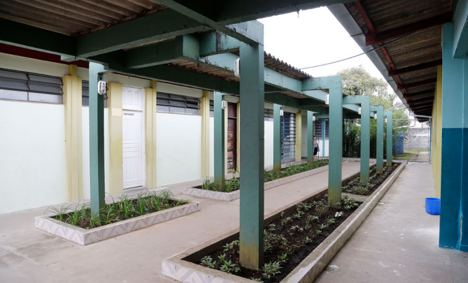 Tradicional escola de Curitiba é ampliada O tradicional Colégio Estadual Francisco Zardo, localizado no bairro Santa Felicidade, em Curitiba, terá novas instalações. A Secretaria de Estado da Educação iniciou no final de janeiro as obras de ampliação da unidade. A escola vai ganhar uma cozinha nova, dois banheiros para professores e ampliação na capacidade da rede elétrica. O investimento é de R$ 440 mil.
