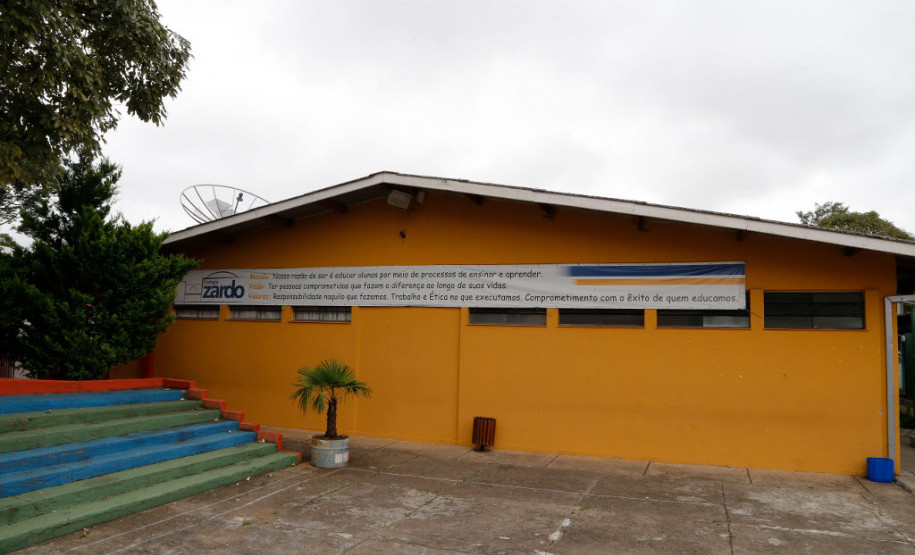 Tradicional escola de Curitiba é ampliada O tradicional Colégio Estadual Francisco Zardo, localizado no bairro Santa Felicidade, em Curitiba, terá novas instalações. A Secretaria de Estado da Educação iniciou no final de janeiro as obras de ampliação da unidade. A escola vai ganhar uma cozinha nova, dois banheiros para professores e ampliação na capacidade da rede elétrica. O investimento é de R$ 440 mil.