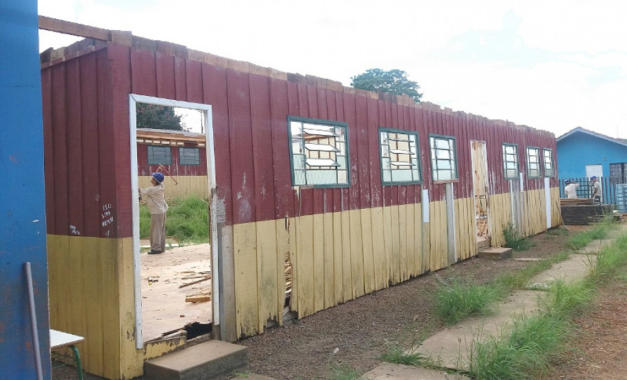 A Secretaria de Estado da Educação iniciou nesta semana a reforma do Colégio Estadual Frei Doroteu de Pádua, no bairro Periquitos, em Ponta Grossa, na região dos Campos Gerais. O colégio vai receber quatro salas de aula de alvenaria para substituir as antigas que eram de madeira.