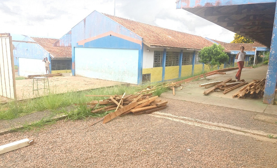 A Secretaria de Estado da Educação iniciou nesta semana a reforma do Colégio Estadual Frei Doroteu de Pádua, no bairro Periquitos, em Ponta Grossa, na região dos Campos Gerais. O colégio vai receber quatro salas de aula de alvenaria para substituir as antigas que eram de madeira.
