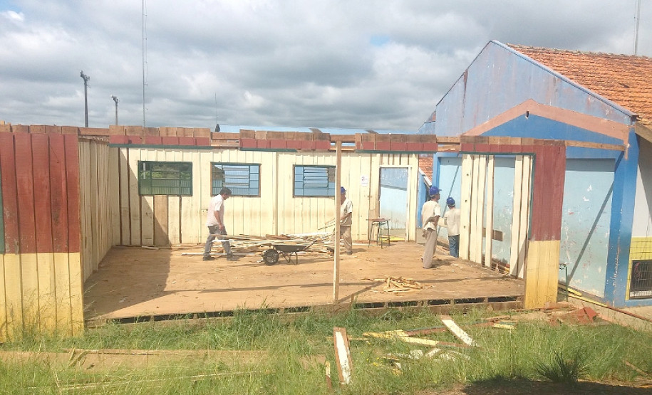 A Secretaria de Estado da Educação iniciou nesta semana a reforma do Colégio Estadual Frei Doroteu de Pádua, no bairro Periquitos, em Ponta Grossa, na região dos Campos Gerais. O colégio vai receber quatro salas de aula de alvenaria para substituir as antigas que eram de madeira.