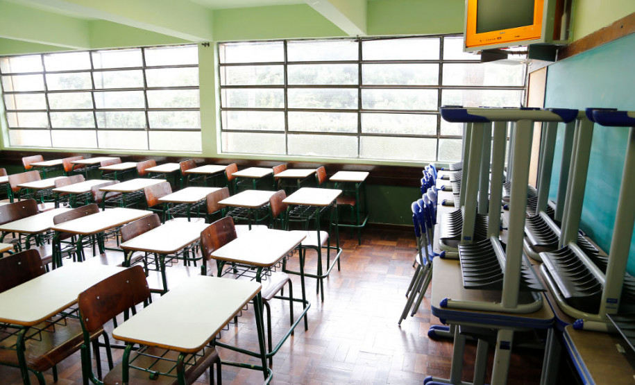 O processo para decidir onde os recursos seriam aplicados no Colégio Estadual Bom Pastor, no bairro Mercês, ocorreu em duas etapas. Primeiro, professores, funcionários e estudantes apontaram quais setores da escola precisavam de reforma imediata. Em seguida, o diagnóstico foi levado e debatido com a comunidade.<br/>
<br />
A comunidade decidiu pela reforma da rede elétrica, salas de aula, banheiros, sistema de calhas e do telhado das salas e da quadra poliesportiva.