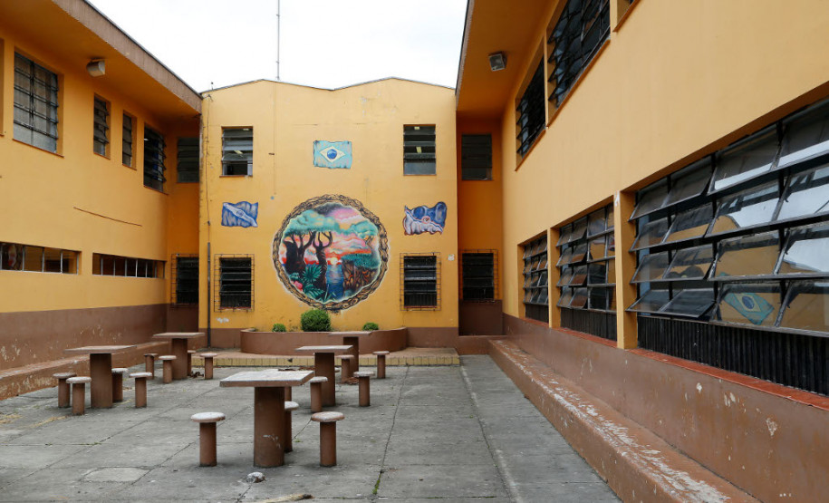 O processo para decidir onde os recursos seriam aplicados no Colégio Estadual Bom Pastor, no bairro Mercês, ocorreu em duas etapas. Primeiro, professores, funcionários e estudantes apontaram quais setores da escola precisavam de reforma imediata. Em seguida, o diagnóstico foi levado e debatido com a comunidade.<br/>
<br />
A comunidade decidiu pela reforma da rede elétrica, salas de aula, banheiros, sistema de calhas e do telhado das salas e da quadra poliesportiva.