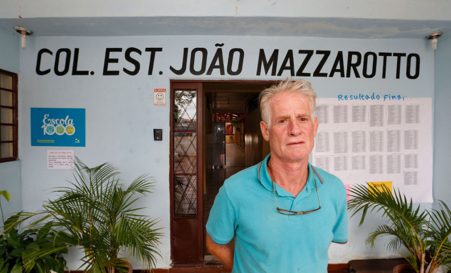 Segundo o diretor Francisco Ximenez, do Colégio Estadual João Mazzarotto, no bairro Capão Raso, a iniciativa motiva os estudantes e os incentiva a cuidar com o colégio. “A escola bem conservada e com uma boa aparência desperta o interesse dos alunos e isso reforça o processo de ensino e aprendizagem”, disse Francisco. “Esse programa é excelente porque permite que os outros recursos que chegam à escola sejam destinados ao pedagógico e isso fortalece a qualidade de ensino”, complementou.