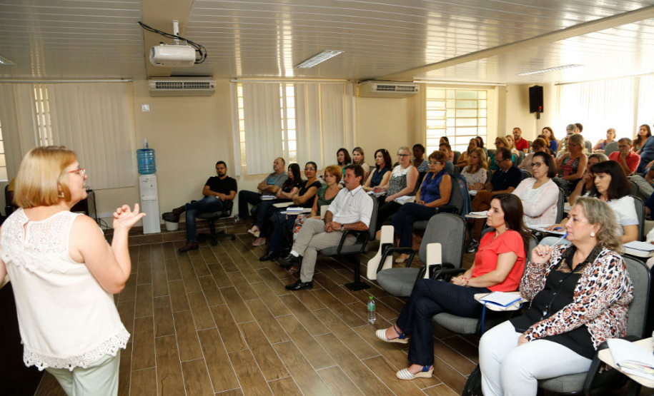 Coordenadores financeiros participam de reunião em Curitiba A Coordenadoria de Apoio Financeiro à Rede Escolar (CAF) da Secretaria de Estado da Educação reúne, nesta terça-feira (14), em Curitiba, os coordenadores financeiros dos 32 Núcleos Regionais de Educação (NREs) para discutir e repassar as diretrizes técnicas dos programas de recurso financeiros descentralizados que chegam as escolas estaduais.
