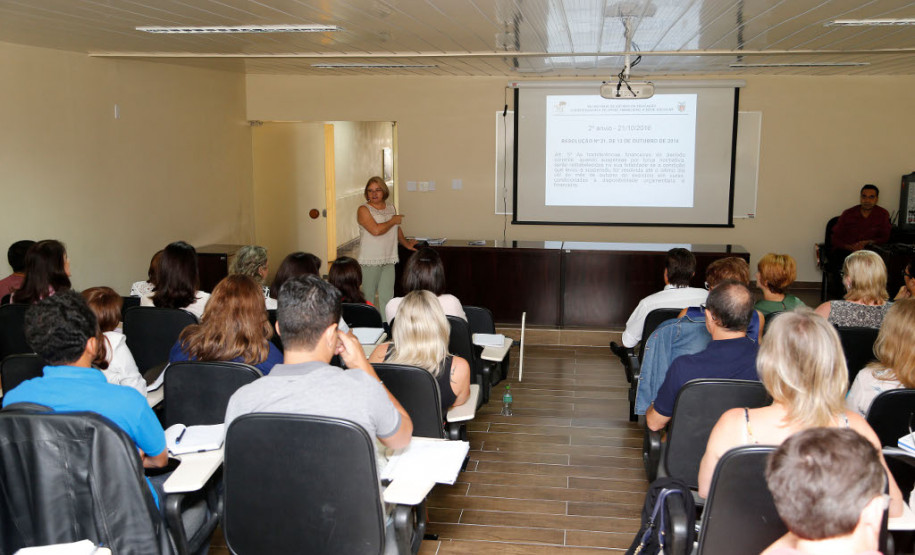 Coordenadores financeiros participam de reunião em Curitiba A Coordenadoria de Apoio Financeiro à Rede Escolar (CAF) da Secretaria de Estado da Educação reúne, nesta terça-feira (14), em Curitiba, os coordenadores financeiros dos 32 Núcleos Regionais de Educação (NREs) para discutir e repassar as diretrizes técnicas dos programas de recurso financeiros descentralizados que chegam as escolas estaduais.