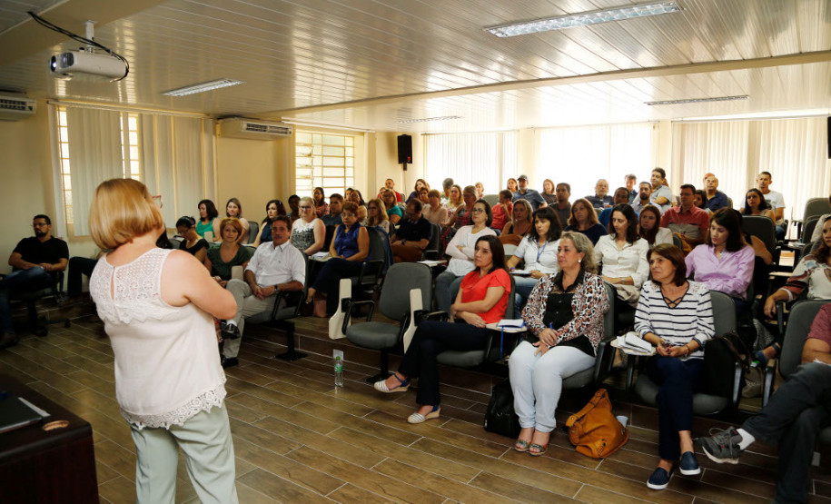 Coordenadores financeiros participam de reunião em Curitiba A Coordenadoria de Apoio Financeiro à Rede Escolar (CAF) da Secretaria de Estado da Educação reúne, nesta terça-feira (14), em Curitiba, os coordenadores financeiros dos 32 Núcleos Regionais de Educação (NREs) para discutir e repassar as diretrizes técnicas dos programas de recurso financeiros descentralizados que chegam as escolas estaduais.