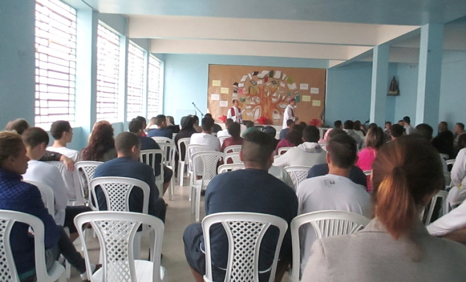 Paraná amplia educação de jovens e adultos em Censes A Secretaria de Estado da Educação, em parceria com a Secretaria da Justiça, Trabalho e Direitos Humanos, vai ampliar a oferta da Educação de Jovens e Adultos (EJA) nos Centros de Socioeducação do Paraná. Na foto, atividade com adolescentes dos Censes e familiares.