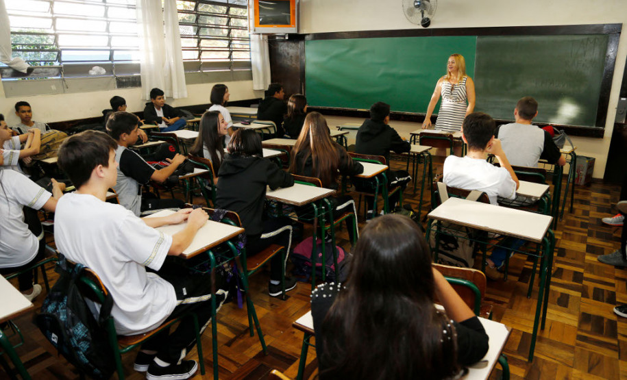 Mais de um milhão de alunos retornam às escolas estaduais As aulas na rede estadual de ensino, que começaram nesta quarta-feira (15), movimentaram mais de um milhão de estudantes nas 2,1 mil escolas de todas as regiões do Paraná