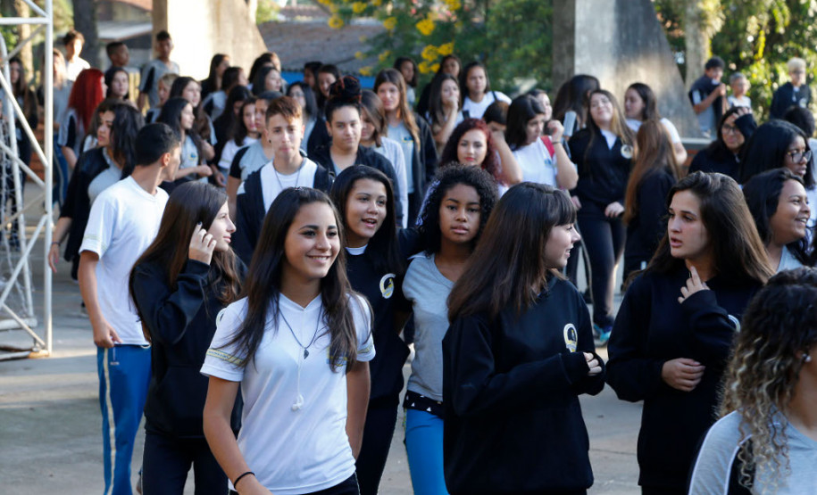 Mais de um milhão de alunos retornam às escolas estaduais As aulas na rede estadual de ensino, que começaram nesta quarta-feira (15), movimentaram mais de um milhão de estudantes nas 2,1 mil escolas de todas as regiões do Paraná