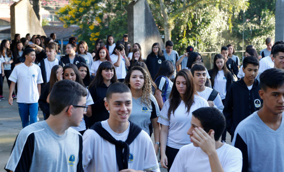 Mais de um milhão de alunos retornam às escolas estaduais As aulas na rede estadual de ensino, que começaram nesta quarta-feira (15), movimentaram mais de um milhão de estudantes nas 2,1 mil escolas de todas as regiões do Paraná