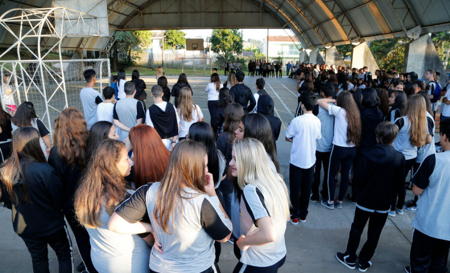 Mais de um milhão de alunos retornam às escolas estaduais As aulas na rede estadual de ensino, que começaram nesta quarta-feira (15), movimentaram mais de um milhão de estudantes nas 2,1 mil escolas de todas as regiões do Paraná