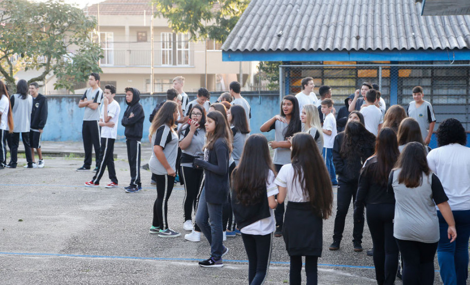 Mais de um milhão de alunos retornam às escolas estaduais As aulas na rede estadual de ensino, que começaram nesta quarta-feira (15), movimentaram mais de um milhão de estudantes nas 2,1 mil escolas de todas as regiões do Paraná