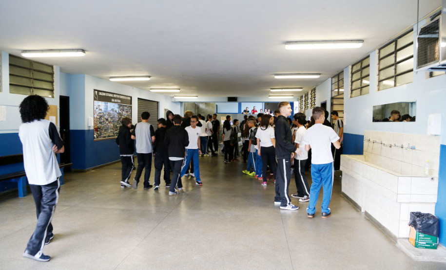 Mais de um milhão de alunos retornam às escolas estaduais As aulas na rede estadual de ensino, que começaram nesta quarta-feira (15), movimentaram mais de um milhão de estudantes nas 2,1 mil escolas de todas as regiões do Paraná