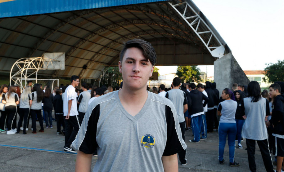 Mais de um milhão de alunos retornam às escolas estaduais Daniel Banes Vinci, 16 anos, pretende fazer o vestibular da Universidade Federal do Paraná (UFPR) no final do ano. “Espero ter uma boa preparação, que os professores possam dar o máximo de conteúdo possível para chegarmos bem preparados para o vestibular”, disse Daniel.