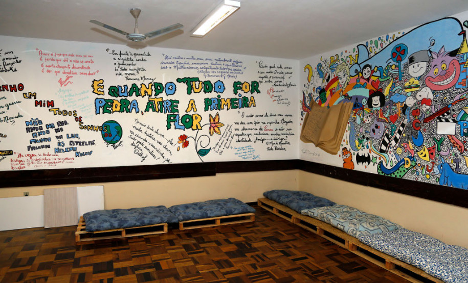 São R$ 4 milhões destinados à aquisição de materiais de limpeza, expediente, didático, esportivo, gás, lâmpadas, por exemplo, e outros R$ 4 milhões para execução de pequenos reparos, como a limpeza da caixa de água, instalação elétrica e hidráulica, entre outros serviços emergenciais.