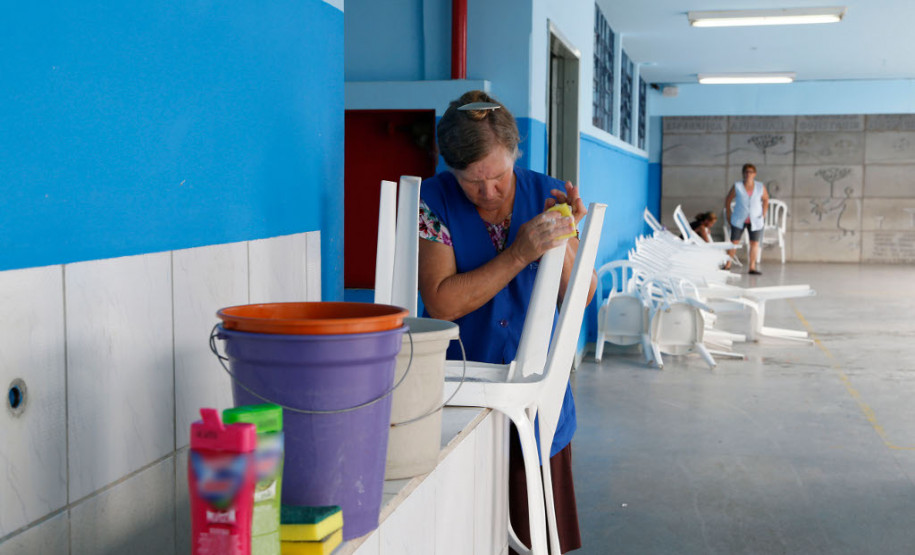 São R$ 4 milhões destinados à aquisição de materiais de limpeza, expediente, didático, esportivo, gás, lâmpadas, por exemplo, e outros R$ 4 milhões para execução de pequenos reparos, como a limpeza da caixa de água, instalação elétrica e hidráulica, entre outros serviços emergenciais.