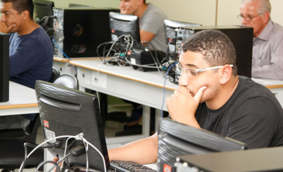 Exames da EJA online serão aplicados dia 10 de março As provas da quarta etapa dos exames do ensino médio da Educação de Jovens e Adultos (EJA), interrompidas em dezembro de 2016 por motivos técnicos, serão realizadas dia 10 de março. Os candidatos já inscritos devem responder aos exames nos mesmos locais em que efetuaram as inscrições.