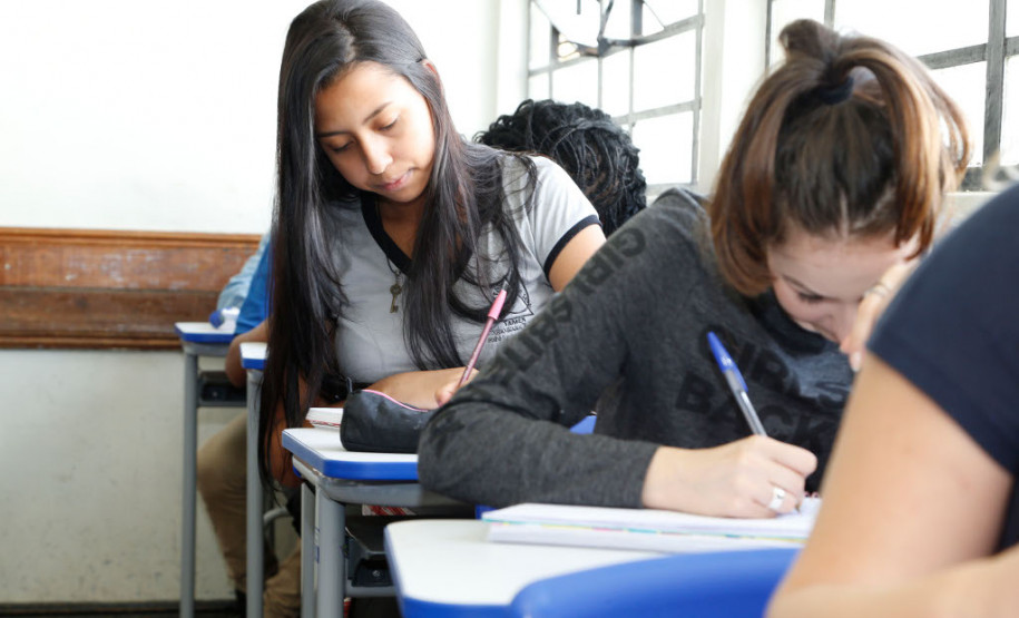 290 mil novos conjuntos de carteiras e cadeiras O Governo do Paraná está renovando os conjuntos de mobiliários das 2,1 mil escolas da rede estadual de ensino