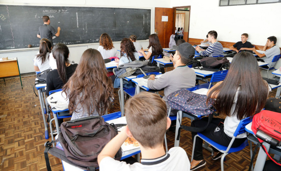 290 mil novos conjuntos de carteiras e cadeiras O Governo do Paraná está renovando os conjuntos de mobiliários das 2,1 mil escolas da rede estadual de ensino