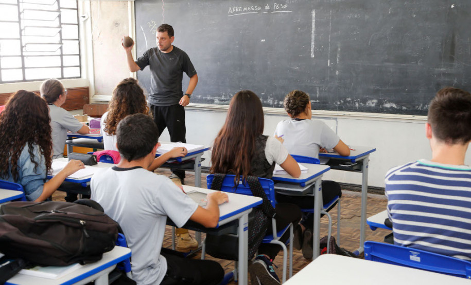 290 mil novos conjuntos de carteiras e cadeiras O Governo do Paraná está renovando os conjuntos de mobiliários das 2,1 mil escolas da rede estadual de ensino