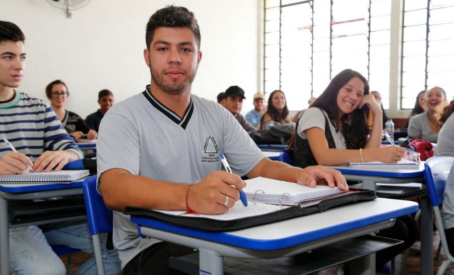 290 mil novos conjuntos de carteiras e cadeiras No Colégio Estadual Tiradentes, em São José dos Pinhais, na Região Metropolitana de Curitiba, os 1,4 mil estudantes do ensino fundamental e médio já estão usando os novos mobiliários desde dezembro do ano passado