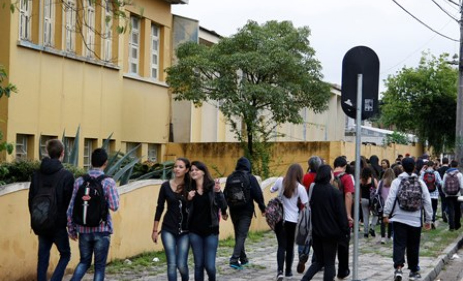A Secretaria de Estado da Educação (SEED) e a Associação Inter-Religiosa de Educação (Assintec), entidade que representa as diferentes tradições religiosas presentes no Estado do Paraná, assinaram convênio na tarde dessa sexta-feira (03) com o objetivo de cooperação técnica e pedagógica para o ensino da disciplina de ensino religioso na rede pública paranaense.